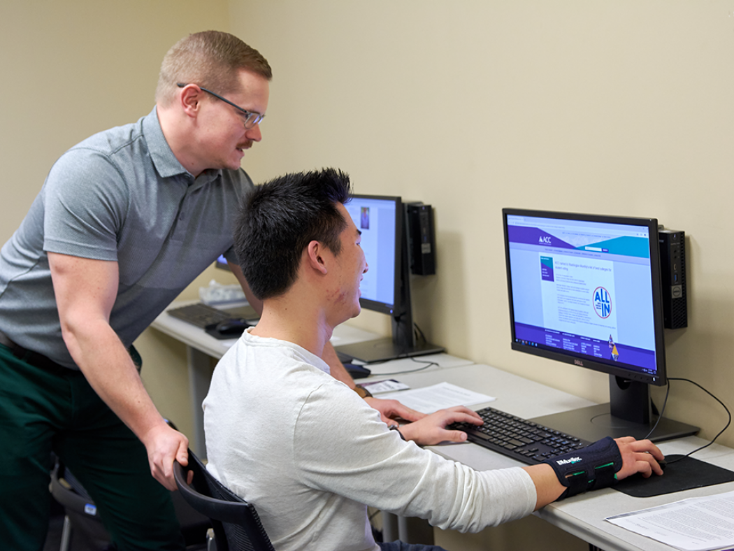 Financial Aid Advisor Richard Linsacum helping ACC student